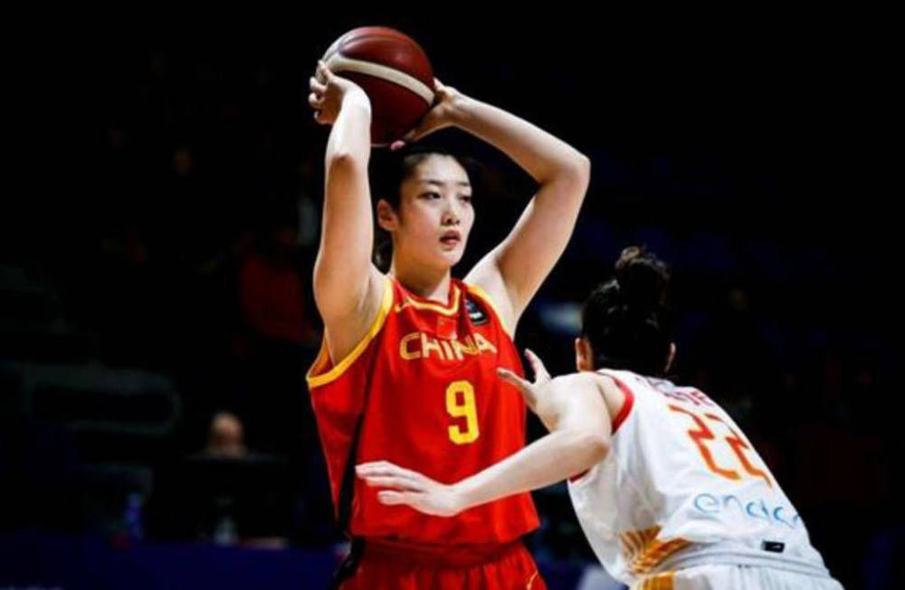 意甲前瞻：尤文图斯 VS 那不勒斯时间：2023-12-09 03:45尤文图斯目前积33分暂列积分榜第2，距离榜首的国米仅有2分差距，此役球队的抢分战意毋庸置疑，尤文图斯在最近的一轮联赛客场2-1击败蒙扎，各项赛事近9场取得7胜2平的不败战绩，球队近期的整体走势非常稳健，尤其是防线稳固，过去9场比赛尤文图斯多达6场能够零封对手，且期间合计仅失3球。